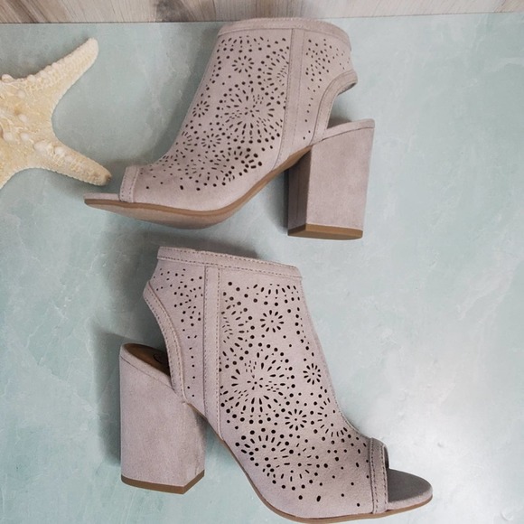 NEW Grey Vegan Suede Peep Toe Chunky Heels - Picture 9 of 10